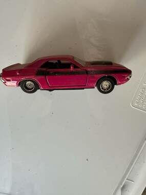 New-Ray 1:34 1970 Dodge Challenger T/A 340 Six Pack Panther Pink Diecast Car